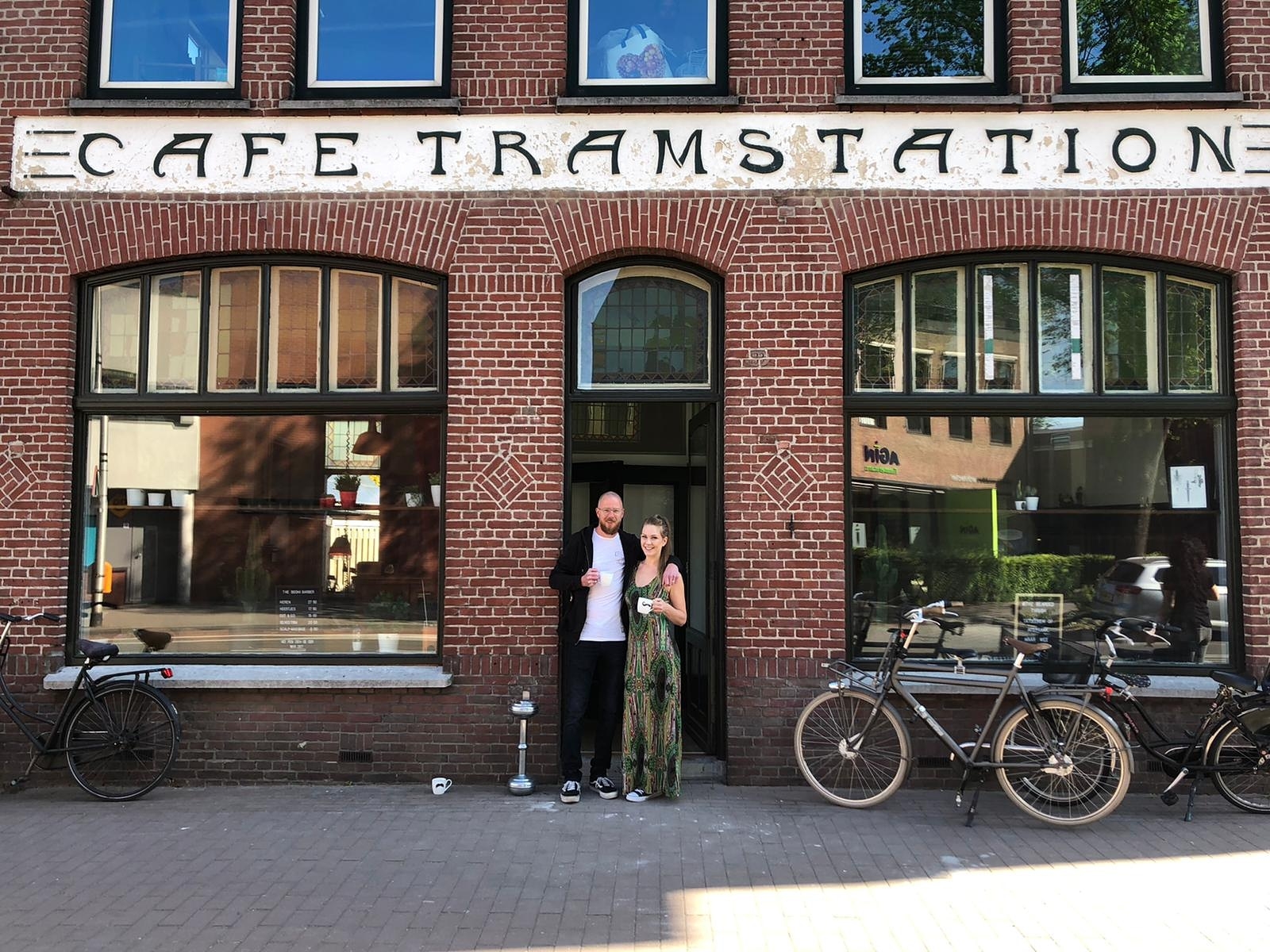 De bakstenen gevel aan het Wilhelminapark met de oude belettering Cafe Tramstation